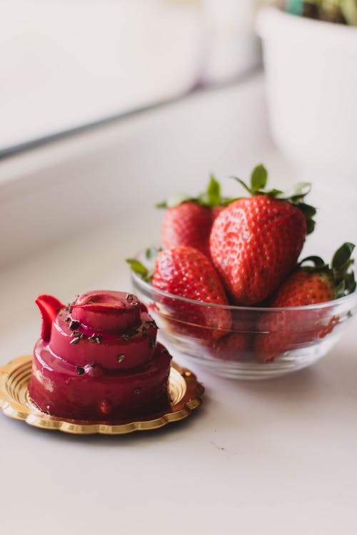 盘蛋糕和碗草莓 · 免费素材图片