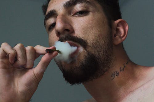 室内吸烟男子 · 免费素材图片