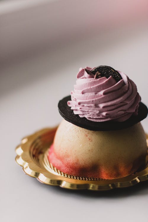 草莓冰淇淋打顶蛋糕 · 免费素材图片