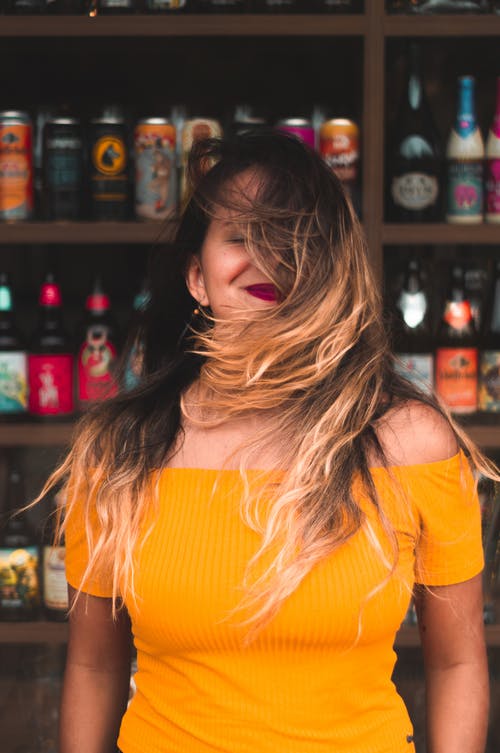 女人穿露肩上衣 · 免费素材图片