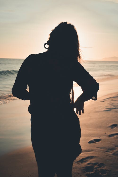 女孩站在岸上的剪影摄影 · 免费素材图片