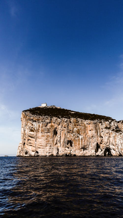 水体旁边的米色悬崖 · 免费素材图片