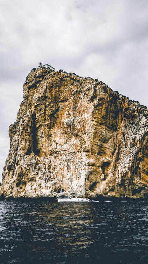 白船在水面上 · 免费素材图片