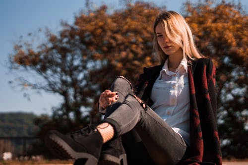 坐在树后面的女人 · 免费素材图片