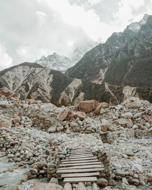 多云的天空下山的风景照片 · 免费素材图片