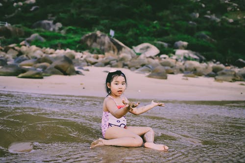 坐在海边的女孩 · 免费素材图片