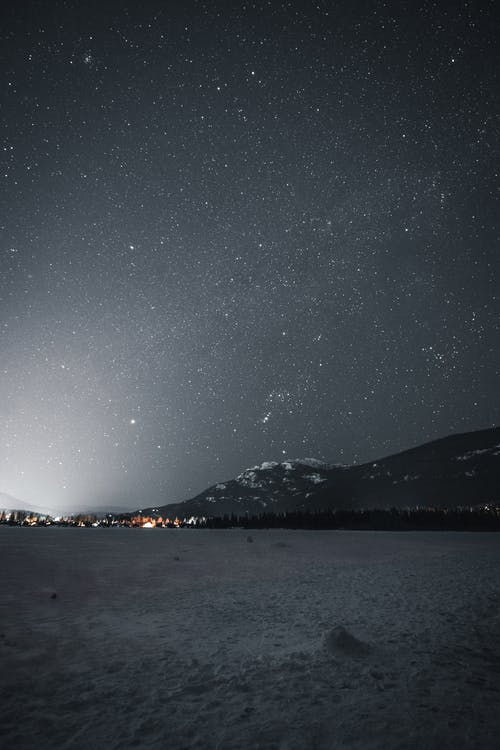 夜间城市附近的山 · 免费素材图片