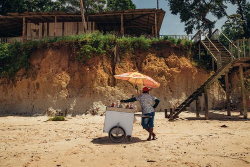 站在推车旁边的人 · 免费素材图片