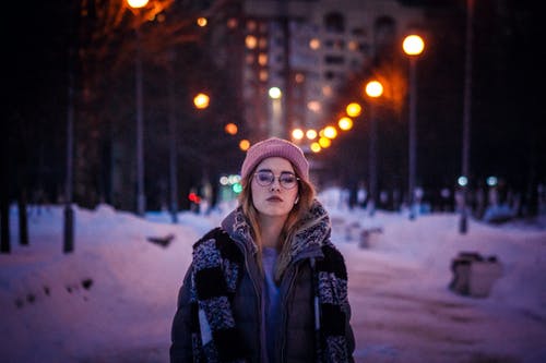 女人穿着冬季夹克 · 免费素材图片
