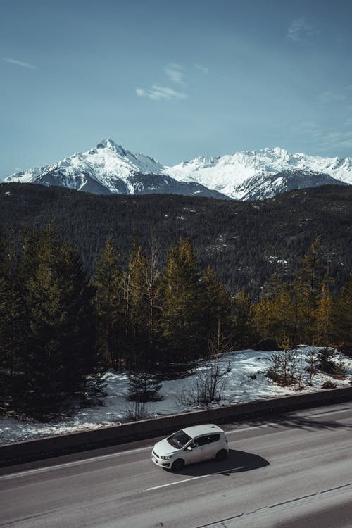 路上的白色掀背车 · 免费素材图片