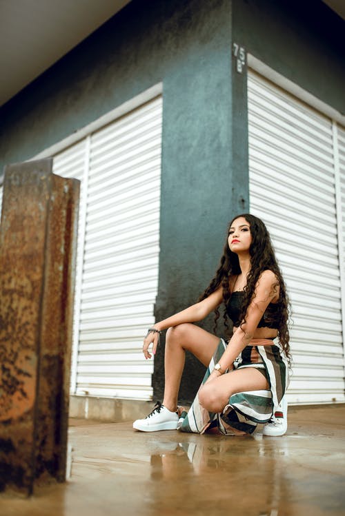 女人广场附近白卷帘 · 免费素材图片