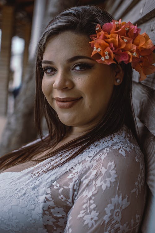 倚在灰色的木墙上的女人 · 免费素材图片