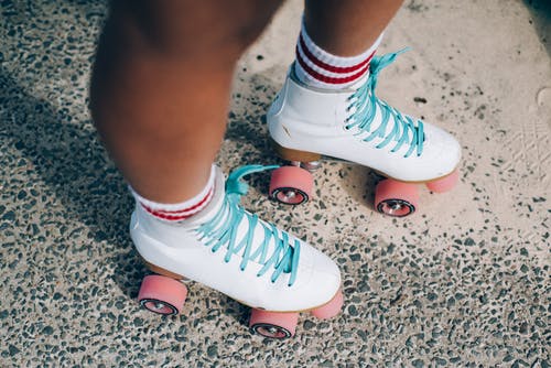 白色和红色溜冰鞋 · 免费素材图片