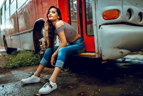 女人坐在公交车台阶上 · 免费素材图片