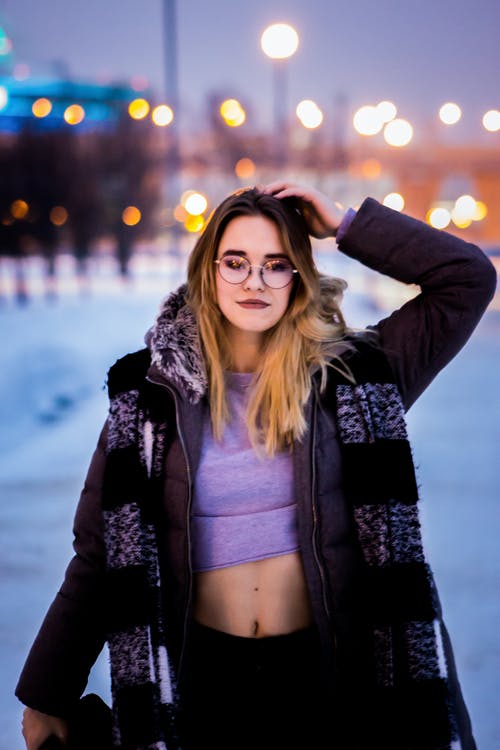 把左手放在头上的女人 · 免费素材图片