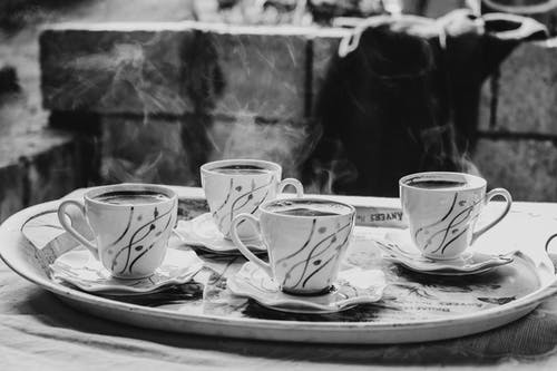 茶杯上的陶瓷杯的灰度摄影 · 免费素材图片