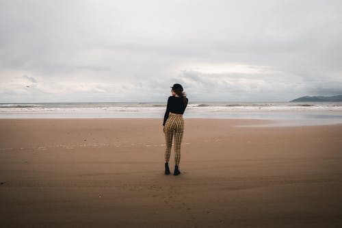 站在海岸线上的女人 · 免费素材图片
