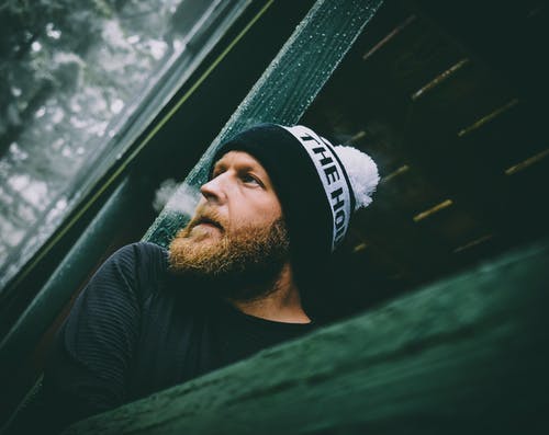 男人穿着豆豆和毛衣 · 免费素材图片