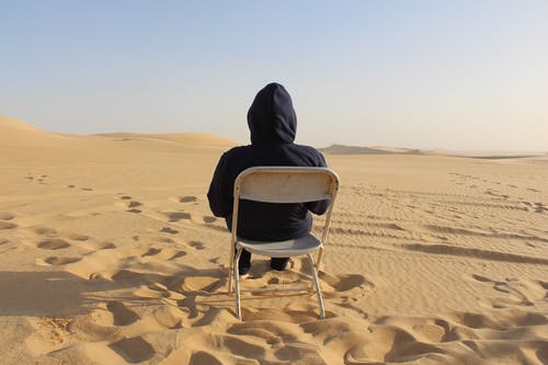 在沙漠中的男人 · 免费素材图片