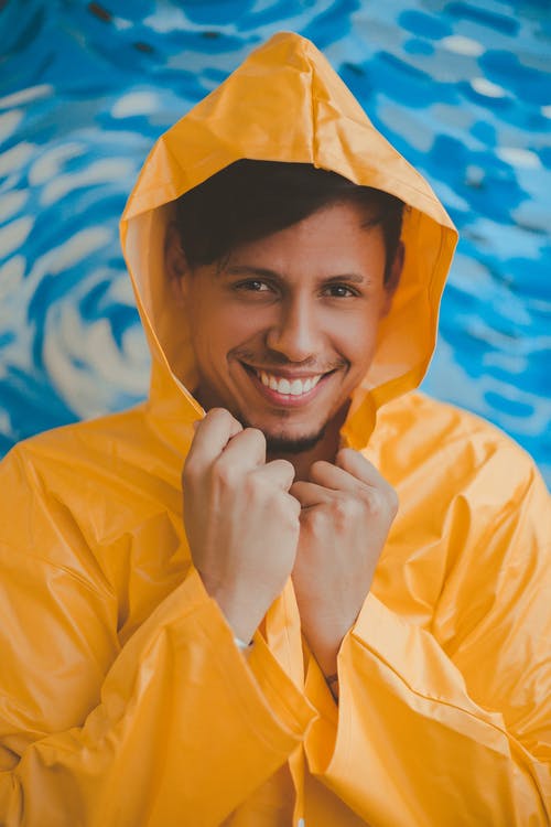 男人穿着黄色雨衣 · 免费素材图片