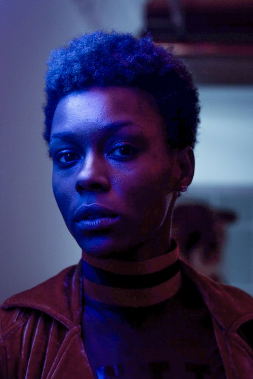 蓝光下的人 · 免费素材图片