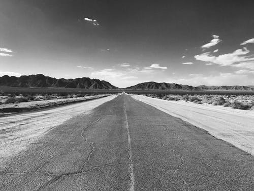 道路的灰度摄影 · 免费素材图片