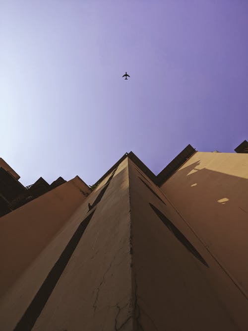 米色彩绘建筑 · 免费素材图片