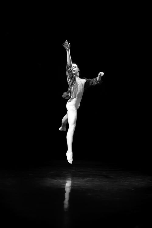 跳舞的人的灰度摄影 · 免费素材图片