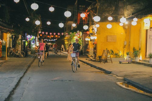 夜间道路上的两人骑自行车 · 免费素材图片