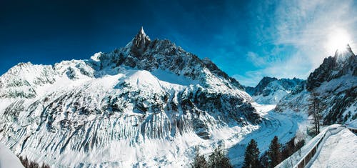 雪覆盖山在蓝蓝的天空下 · 免费素材图片