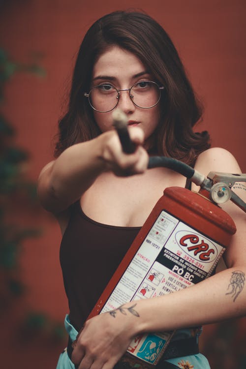 女人携带灭火器的照片 · 免费素材图片