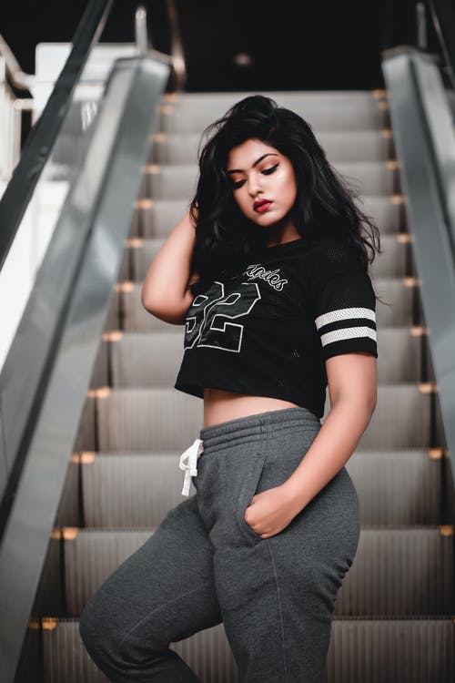 站在电梯抱着头的女人 · 免费素材图片