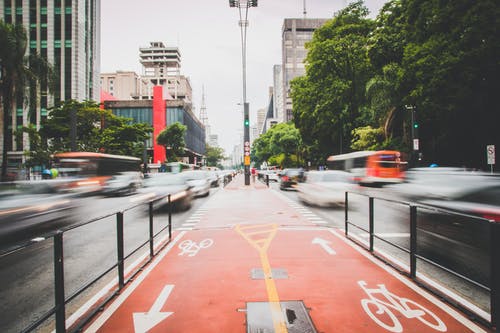 模糊的汽车之路 · 免费素材图片