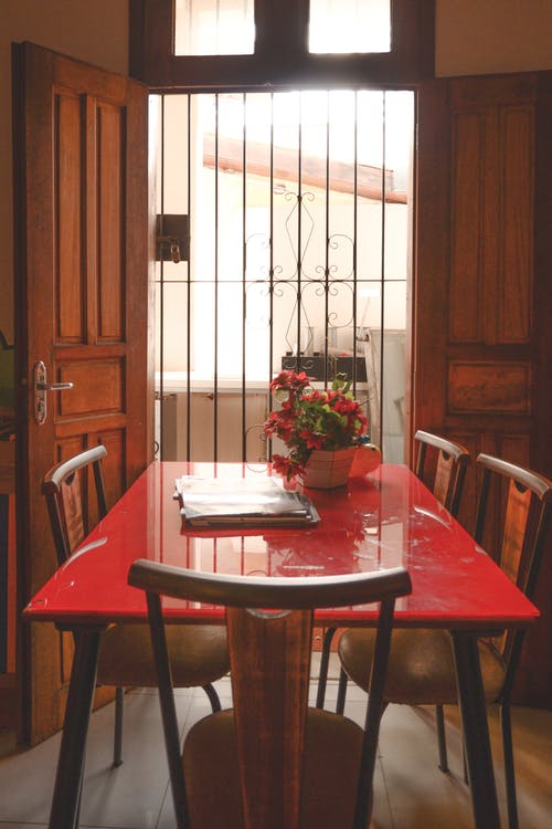 红色餐桌与棕色木椅 · 免费素材图片