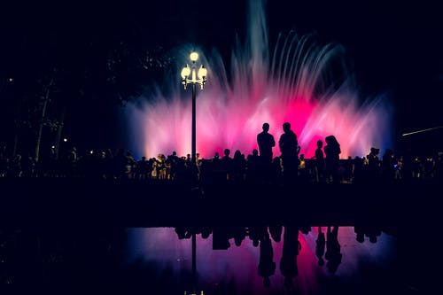 人在喷泉附近的剪影 · 免费素材图片