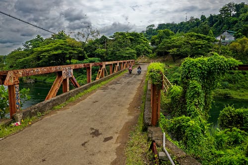 桥上的两辆摩托车 · 免费素材图片