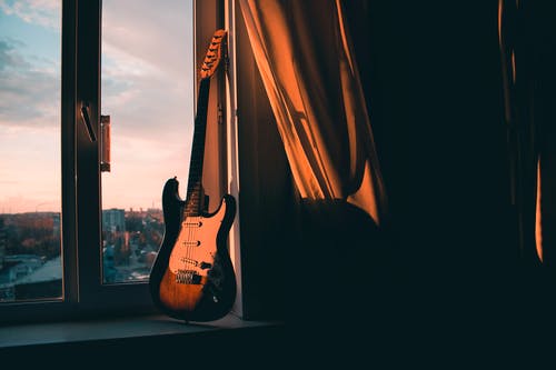 窗户旁边的吉他 · 免费素材图片