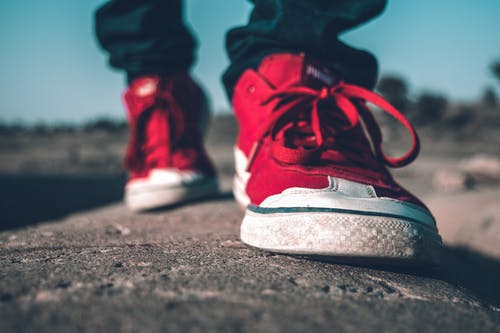 穿红鞋的人的照片 · 免费素材图片
