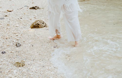 海滩的白色裤子的人 · 免费素材图片