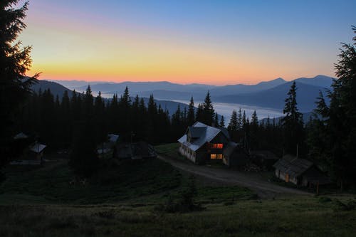 俯瞰山脉的松树包围的房屋的风景摄影 · 免费素材图片