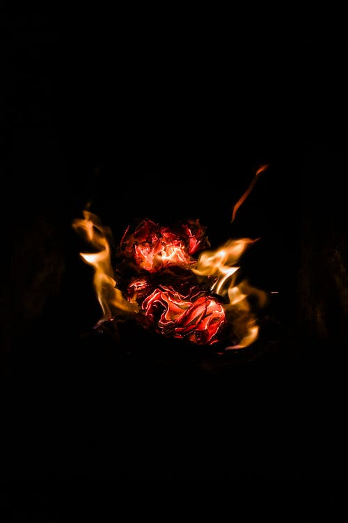 火和木炭与黑色背景 · 免费素材图片