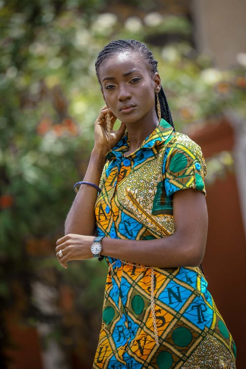 站立时穿多彩色的裙子的女人 · 免费素材图片