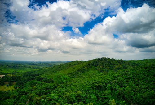 多云的天空下山的风景 · 免费素材图片