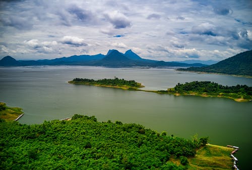 多云的天空下湖的风景 · 免费素材图片