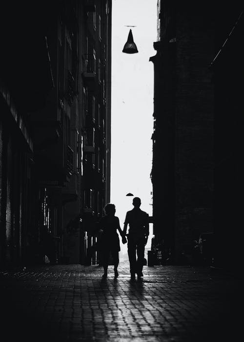 走在巷子里的男人和女人的照片 · 免费素材图片
