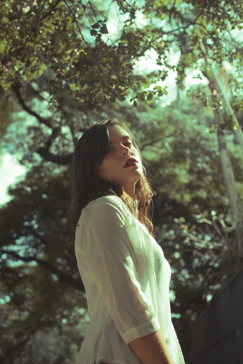 女人穿着白色上衣 · 免费素材图片