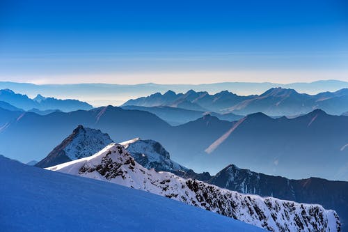 白雪皑皑的山脉的风景照片 · 免费素材图片