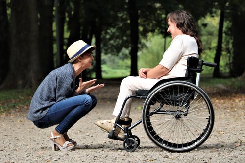 黑色折叠轮椅上的女人 · 免费素材图片