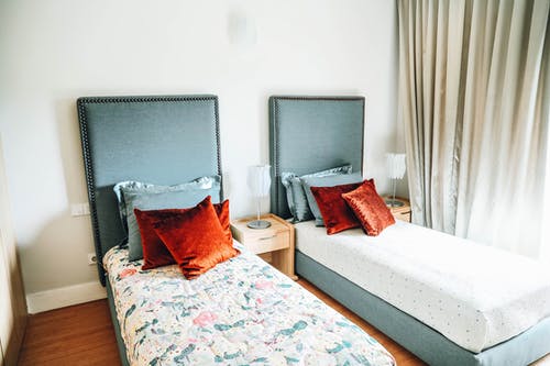 光线充足的房间中的两张单人床 · 免费素材图片