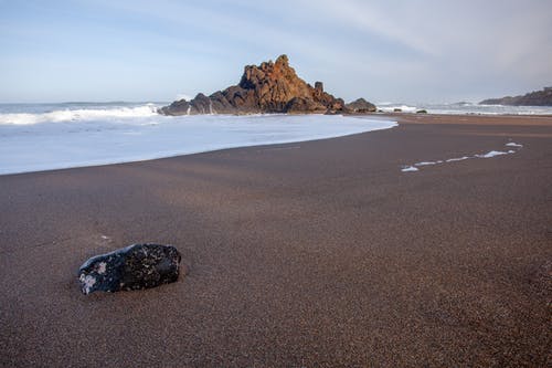 沙滩黑岩 · 免费素材图片
